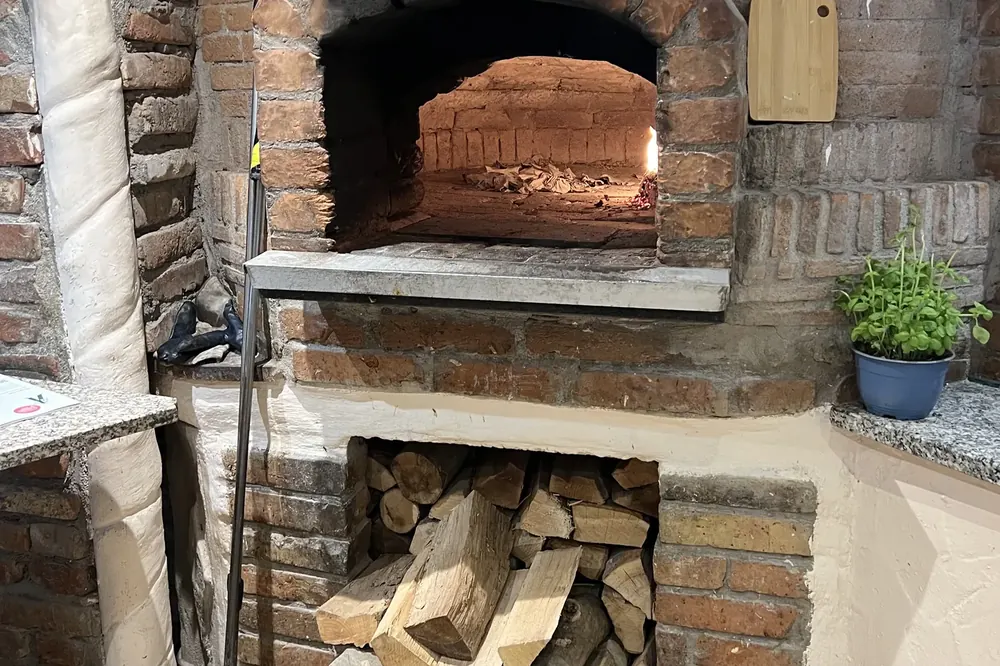 Holzofen mit gestapeltem Brennholz