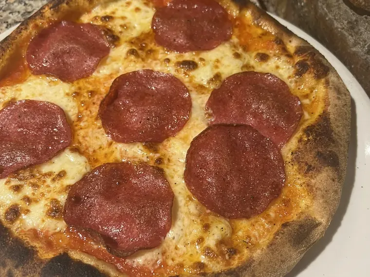 Pizza Salame mit Salami aus dem Holzofen