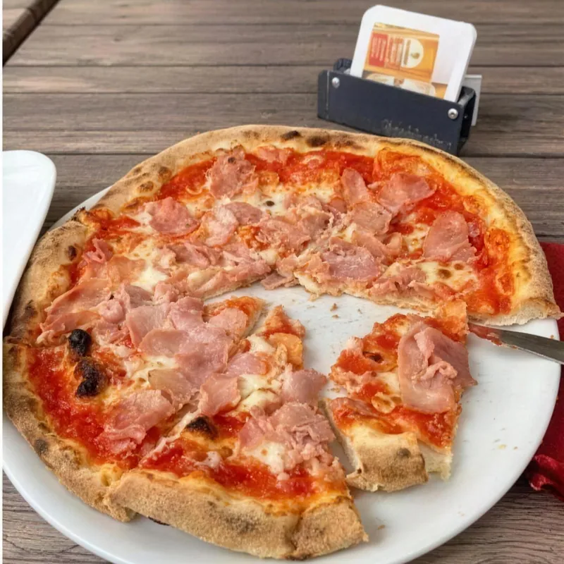 Pizza mit Schinken