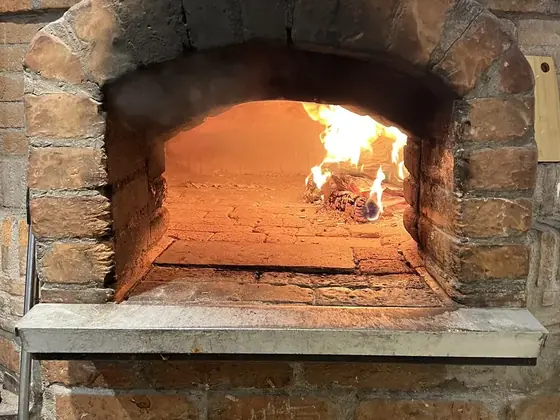 Loderndes Feuer im gemauerten Holzofen