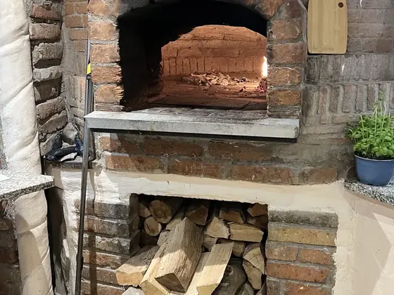 Holzofen mit gestapeltem Brennholz