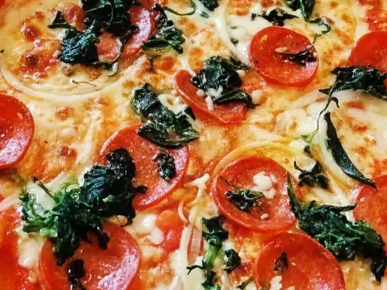 Pizza mit Salami und Spinat