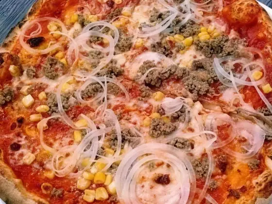 Pizza mit Hackfleisch und Zwiebeln